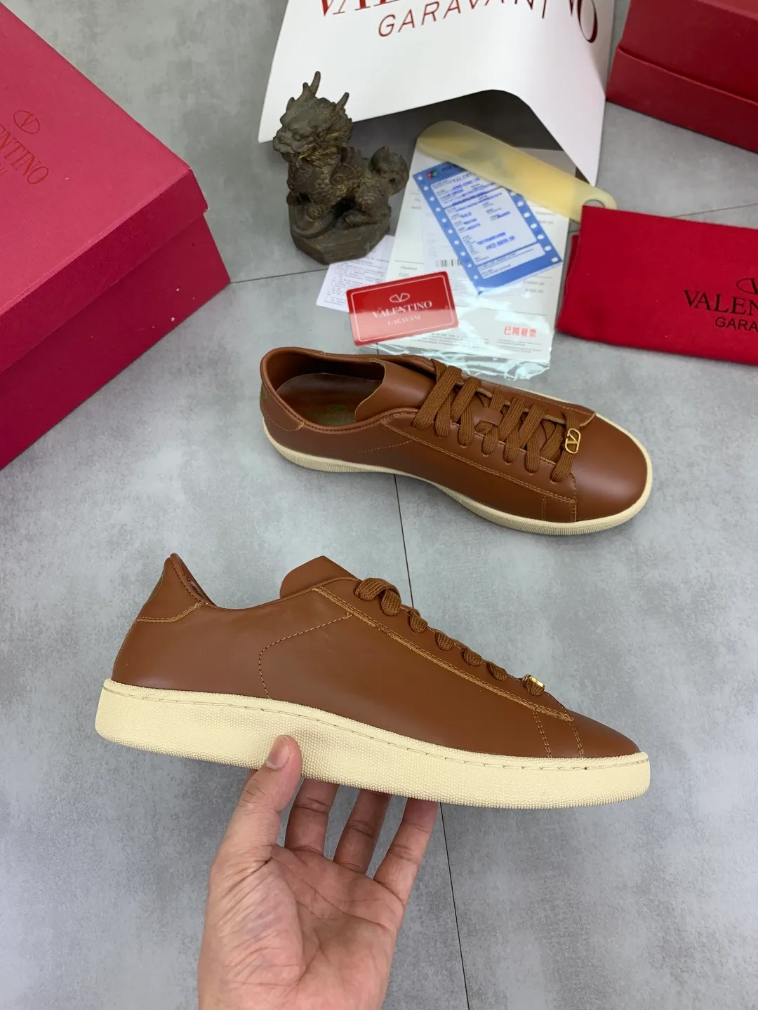 Men's men's shoes 💰P520 New style 💰 Top version Valentino Valentino 25/ Royco series Cherry 🍒Couple style Casual sneakers White shoes Original purchase and development Production Classic and timeless low-top sneakers outline a lazy silhouette, supplemented by low-key and restrained brand details, evolved into a must-have item in the wardrobe, comfortable and versatile!  ✔️Fabric: Original customized first-layer cowhide ✔️Inner lining: Imported breathable sheep lining ✔️Sole: Original molded anti-slip rubber material ✔️Size: 38-45